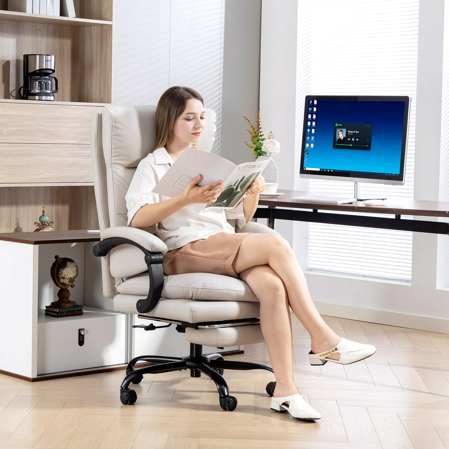 Biuro kėdė su reguliuojamu aukščiu, juosmens atrama, porankiais, atrama kojoms, pagaminta iš dirbtinės odos, šviesiai pilka