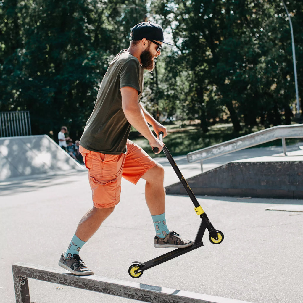 „Pro Stunt“ paspirtukas, skirtas laisvojo stiliaus triukams, pagamintas iš aliuminio, metalo ir dirbtinės odos, skirtas vaikams ir suaugusiems, auksinės spalvos