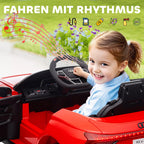 Mergaitė sėdi raudoname elektromobilyje su muzikos piktogramomis