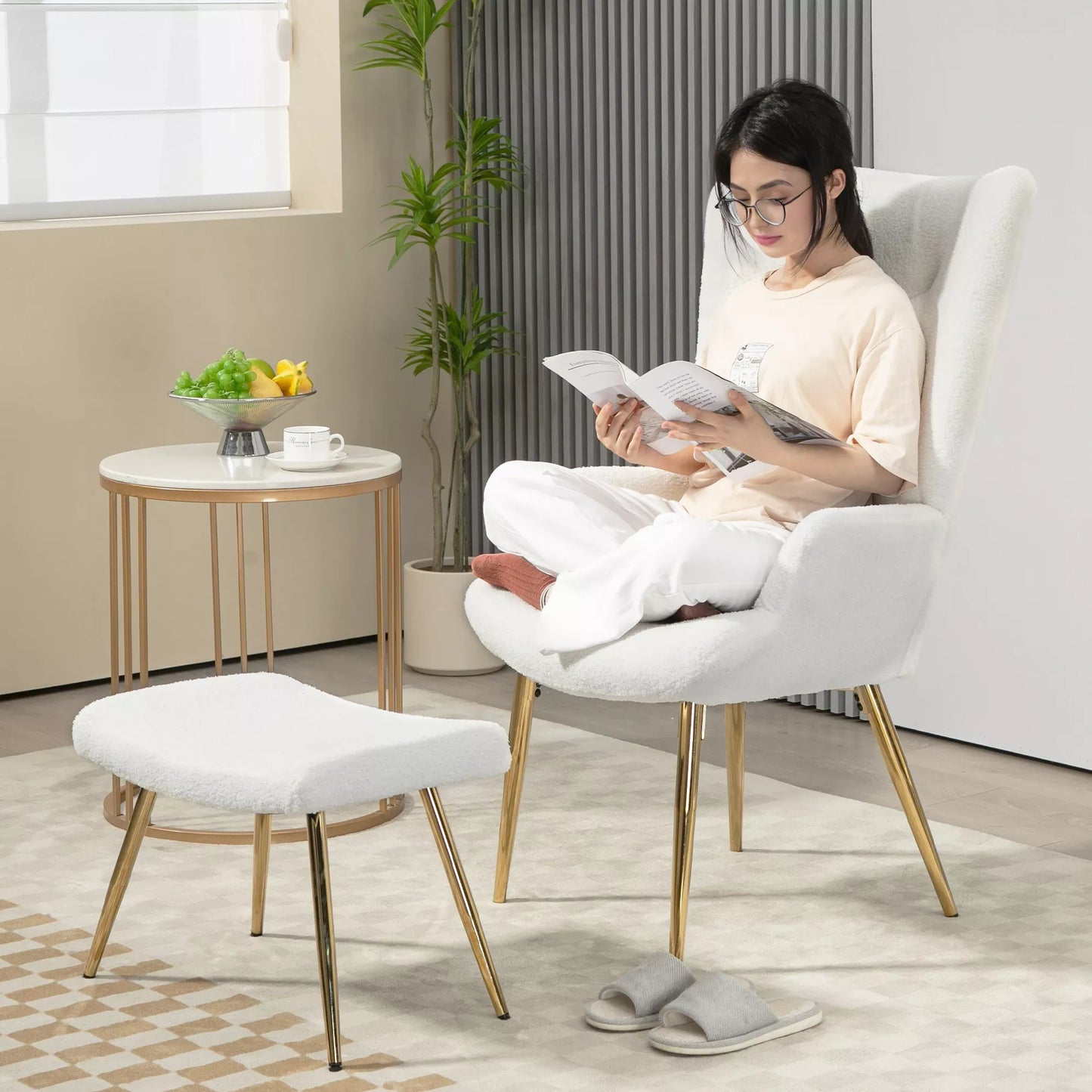 Krėslas su pakoja, aukštu atlošu, Šerpa apmušalu, paauksuotomis metalinėmis kojelėmis, iki 120 kg, baltas