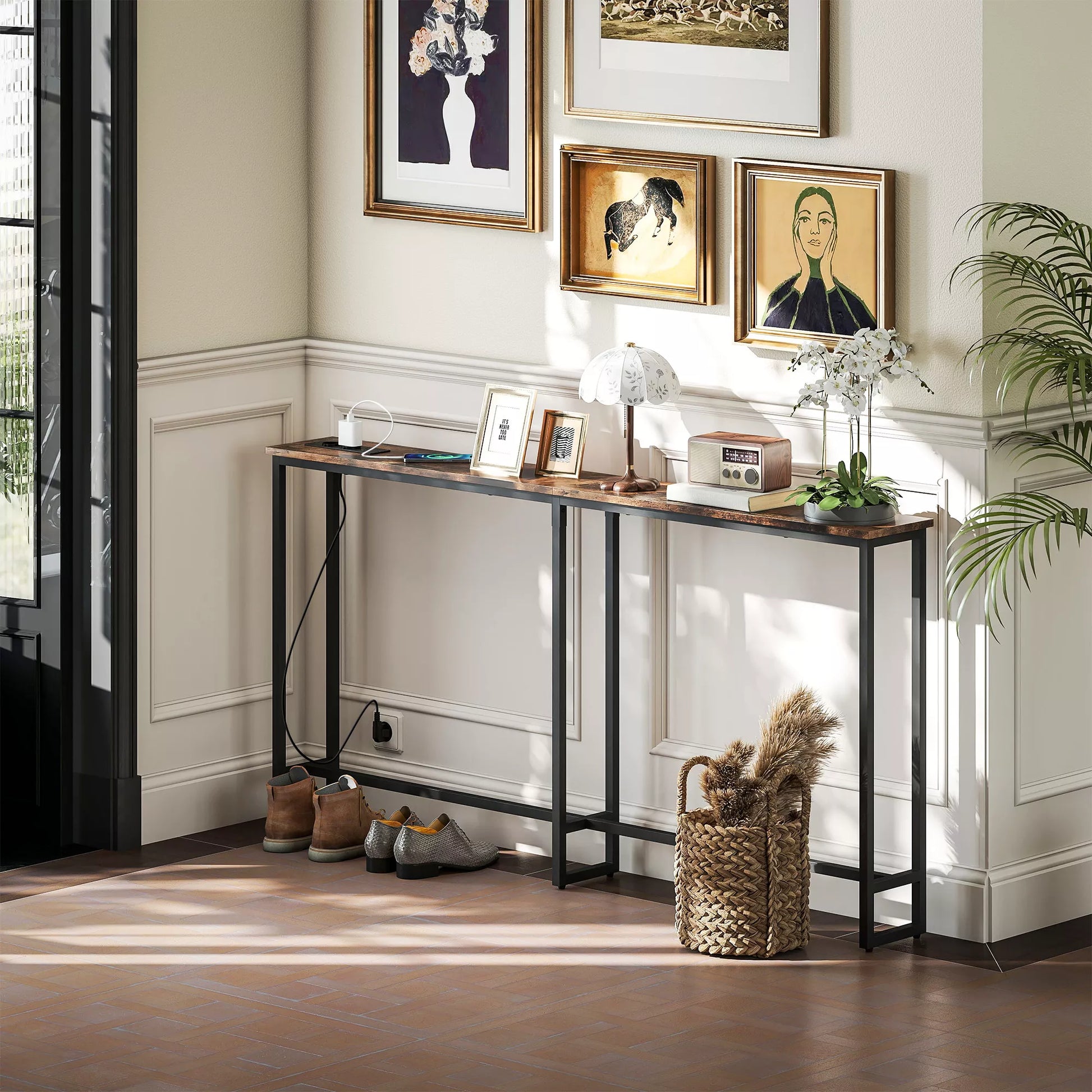 Plonas konsolinis staliukas su įkrovimo stotele, pramoninio stiliaus, plieninis rėmas, rudas