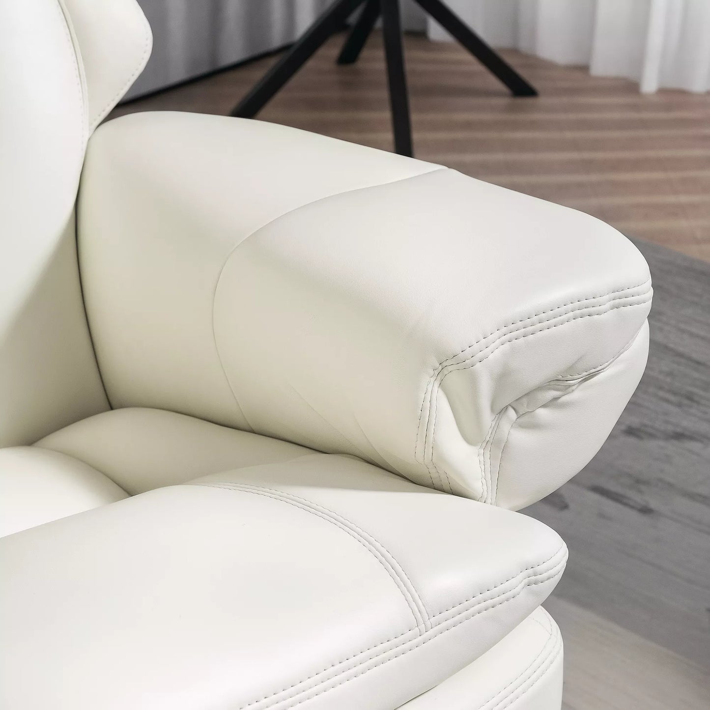 Masažinis fotelis su pakoja, atlošo atlenkimo funkcija, besisukantis TV fotelis su mediniu pagrindu, atlaiko iki 150 kg, dirbtinė oda, kreminės baltos spalvos