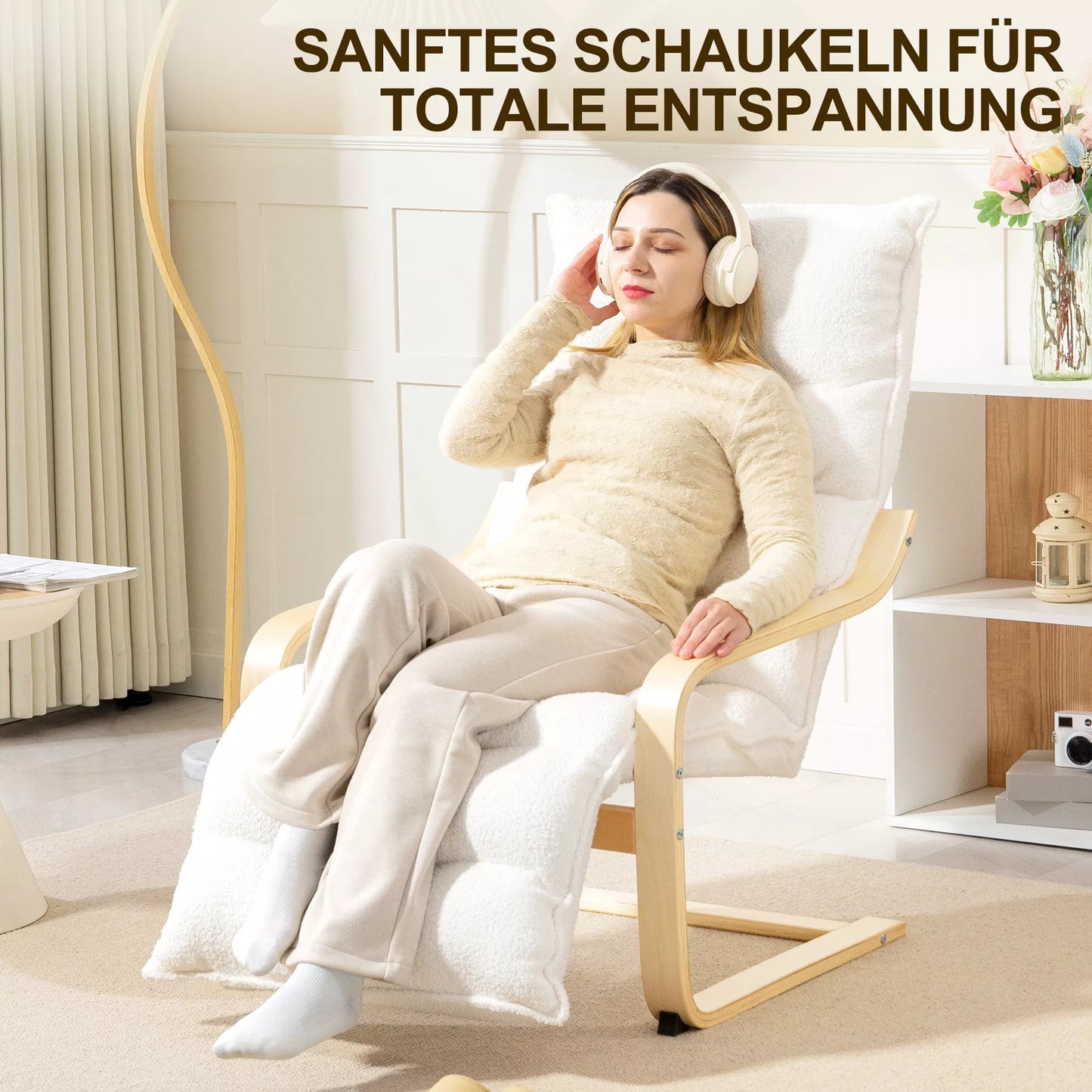 Svetainės fotelis iš beržo medienos, paminkštintas, su reguliuojama kojų atrama, baltas