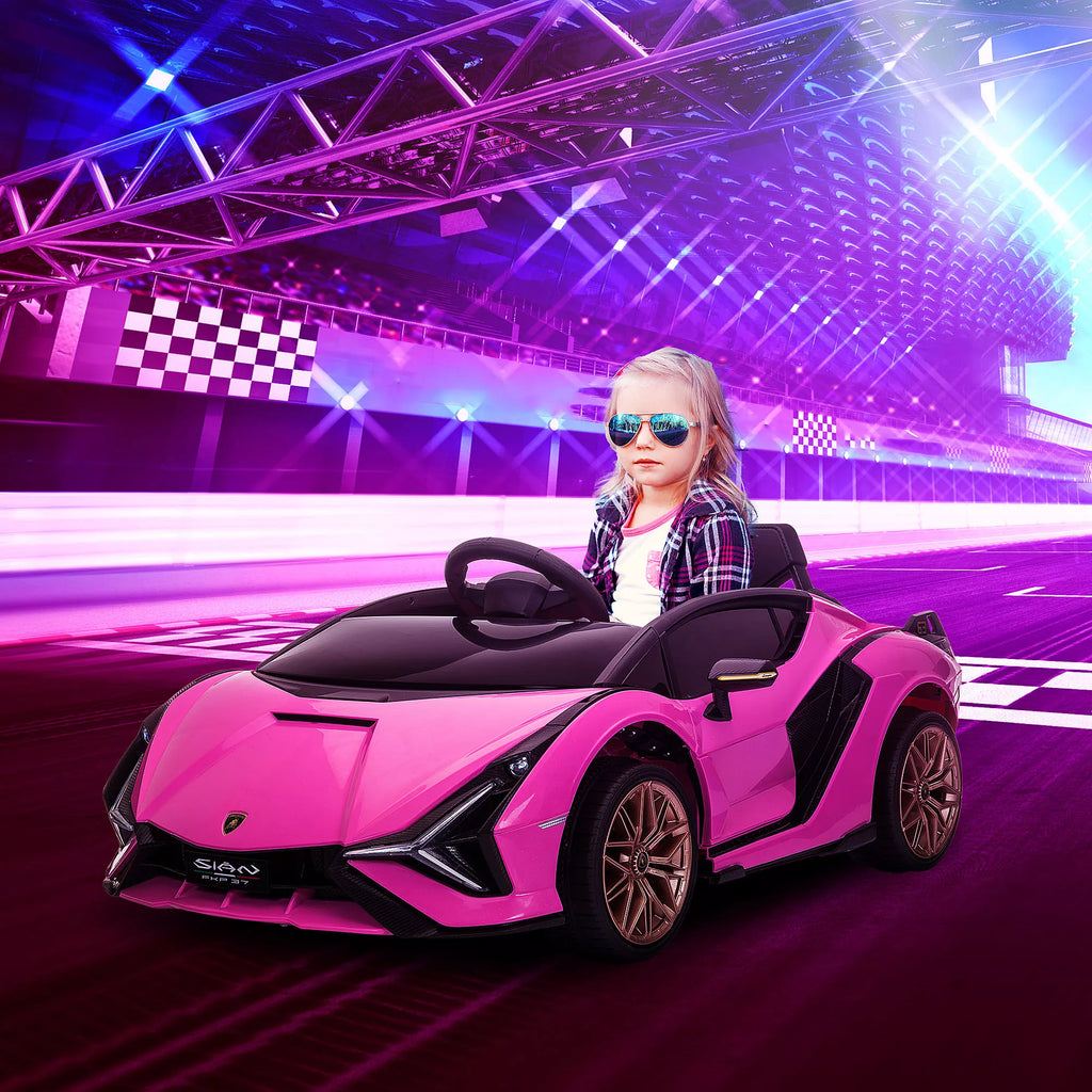 Mergaitė sėdi rožiniame vaikų Lamborghini automobilyje scenoje
