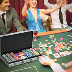 Draugai švenčia laimėjimą prie pokerio stalo su žetonų lagaminu