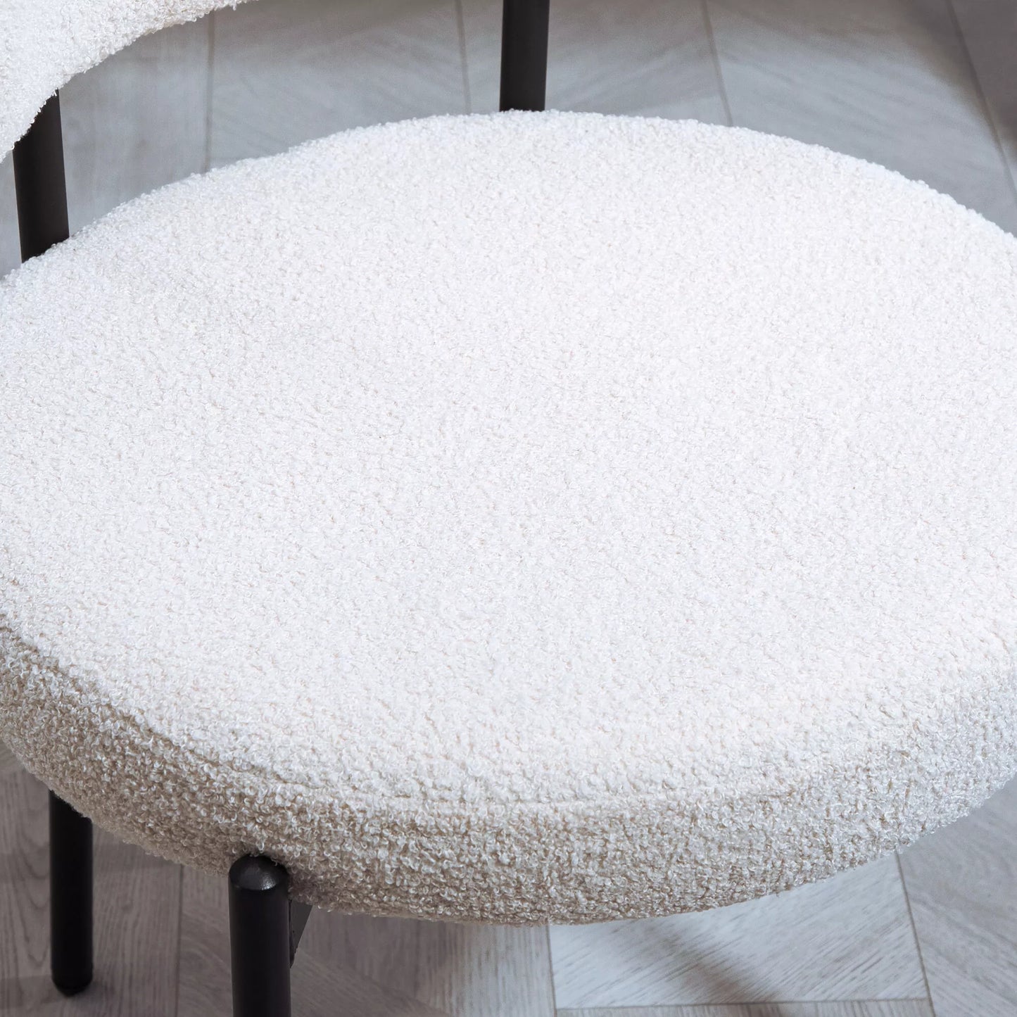 2 vnt. valgomojo kėdžių rinkinys, vilnos apmušalas, kėdės su paminkštinta sėdyne, metalinės kojos, kreminės baltos spalvos