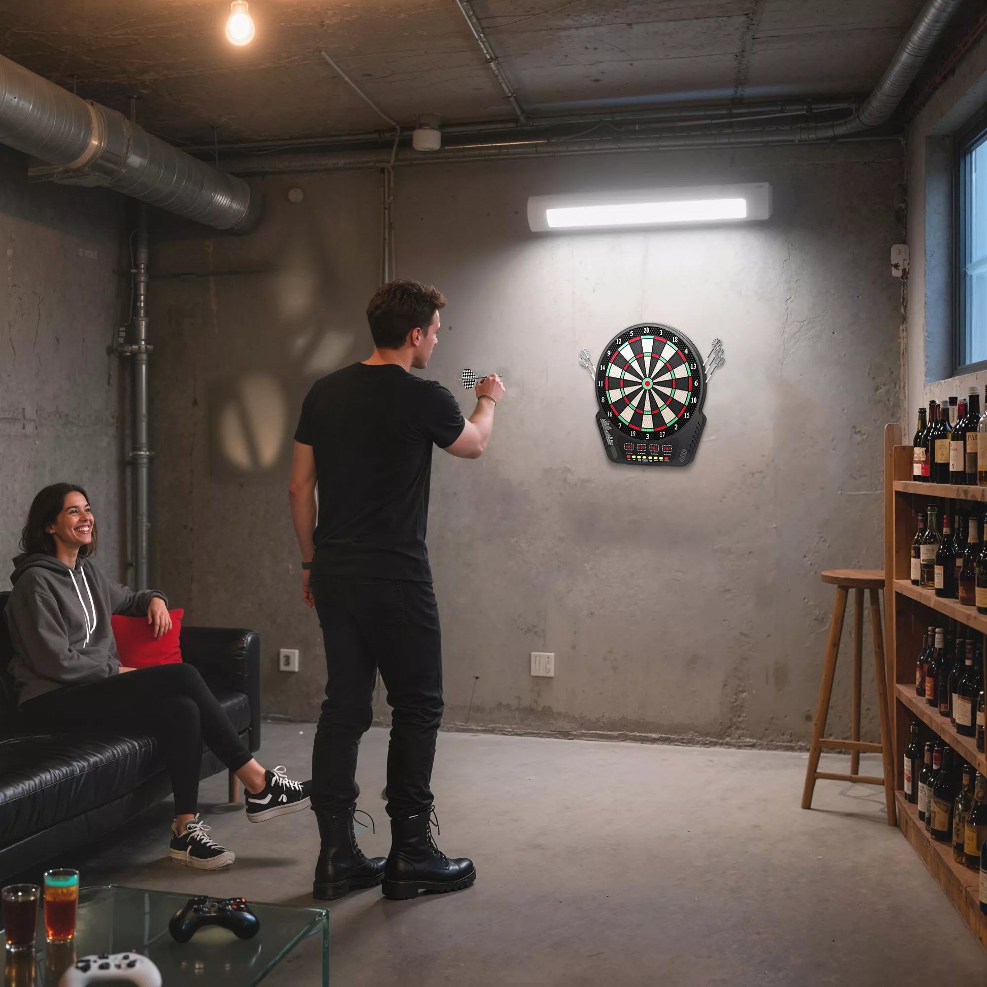 Elektroninė smiginio lenta (dartboard) – smiginio rinkinys su LED ekranu, automatiniu taškų skaičiavimu, garso efektais, 6 strėlytėmis, 24 antgaliais, 27 žaidimais ir 243 taškų rinkimo variantais, 16 žaidėjų, 44 x 51,5 x 3,2 cm