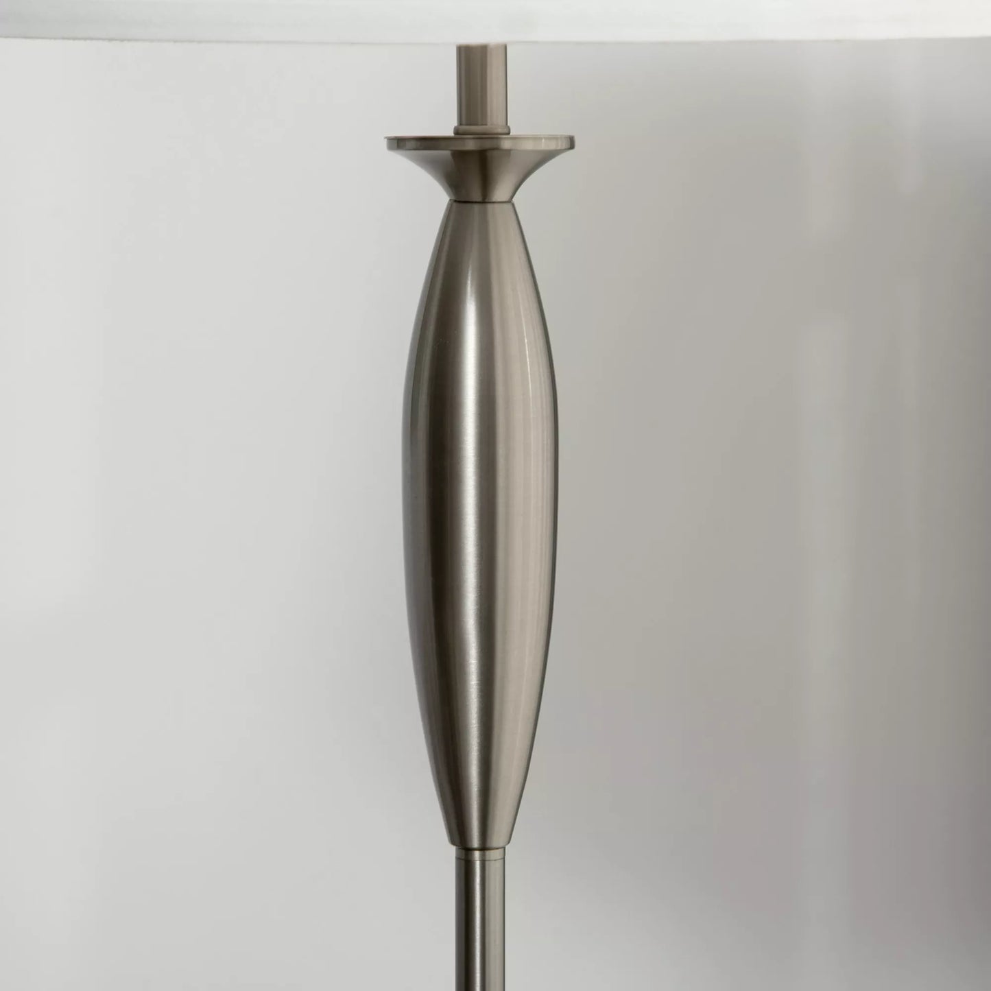 3 dalių šviestuvų rinkinys. 1 pastatomas šviestuvas, 2 staliniai šviestuvai, su linine išvaizda; 38 cm x 38 cm x 158 cm, Sidabrinis + Baltas