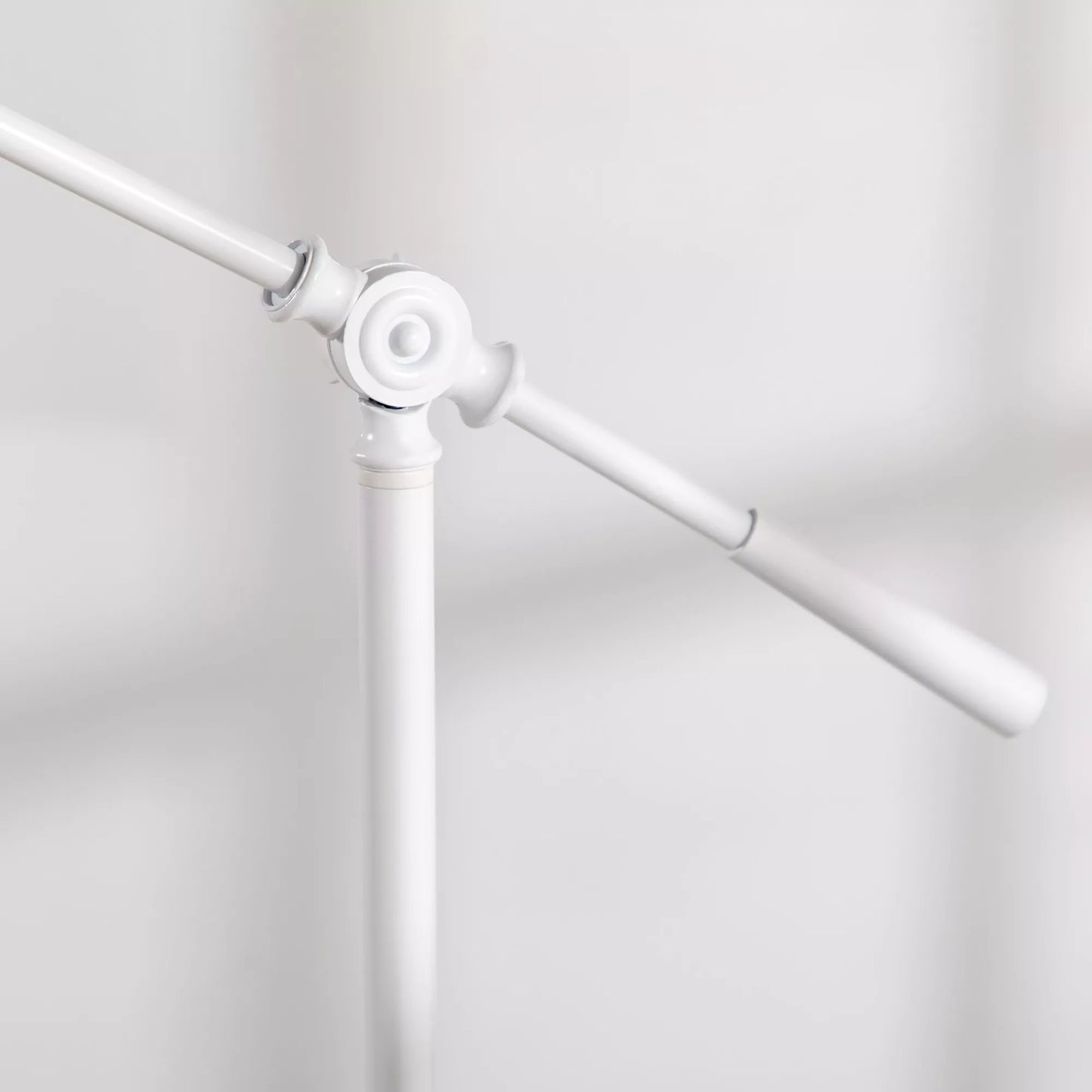 Pastatomas šviestuvas industrinio dizaino, reguliuojamo aukščio, su kojiniu jungikliu; 30 cm x 30 cm x 131 cm, juodas