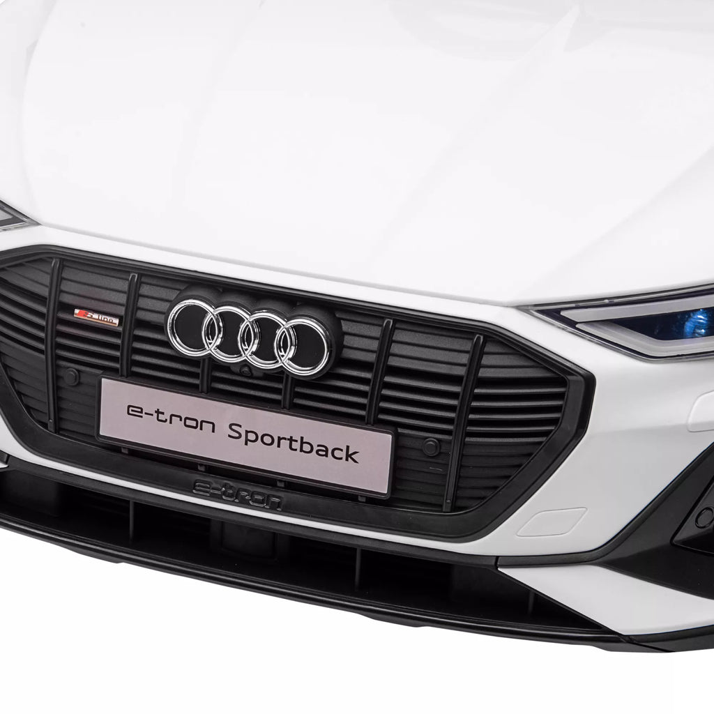 Balto vaikų Audi automobilio priekinių grotelių detalė iš arti