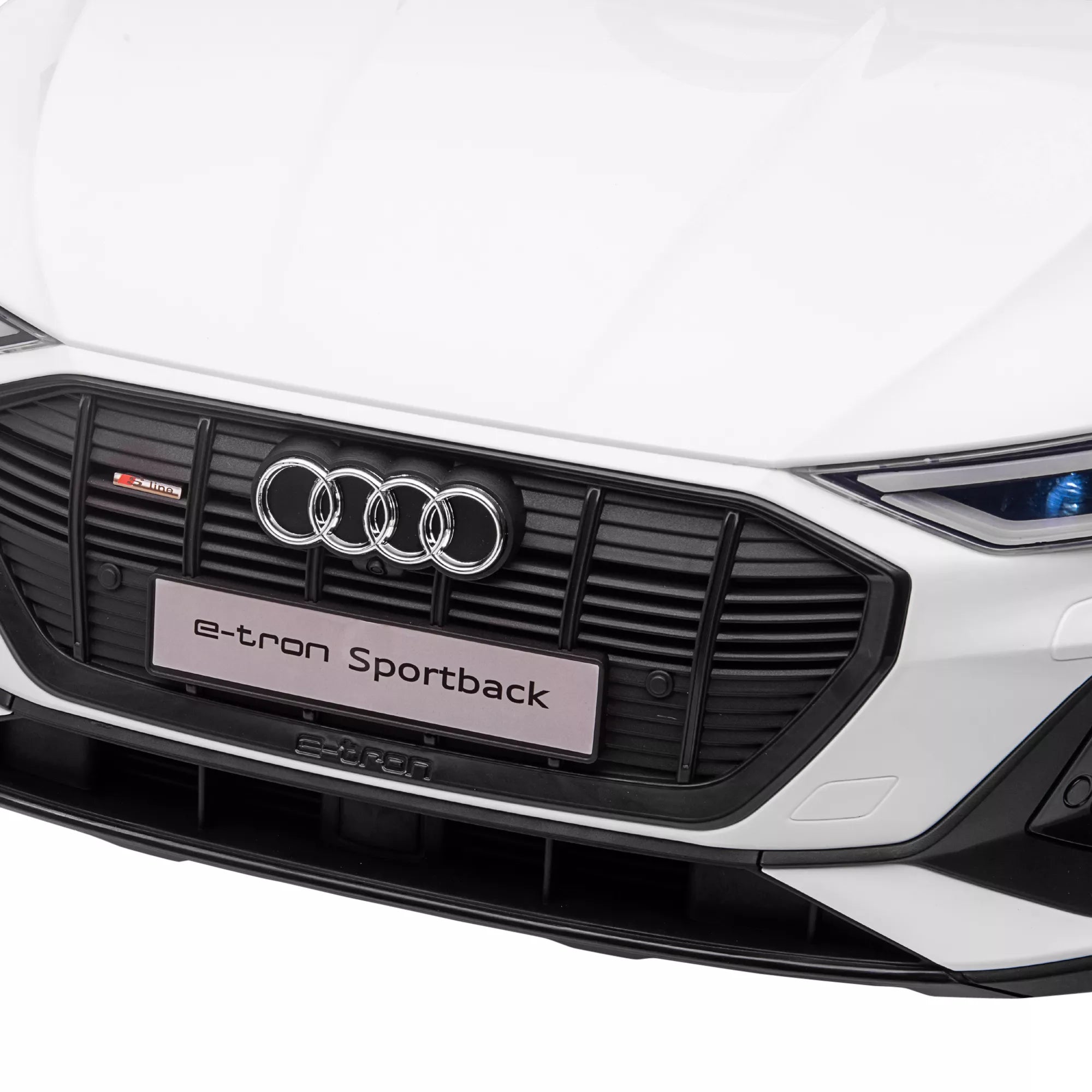 Balto vaikų Audi automobilio priekinių grotelių detalė iš arti