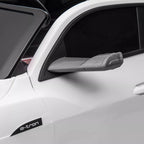 Balto vaikų Audi automobilio galinio veidrodėlio ir durelių detalė iš arti