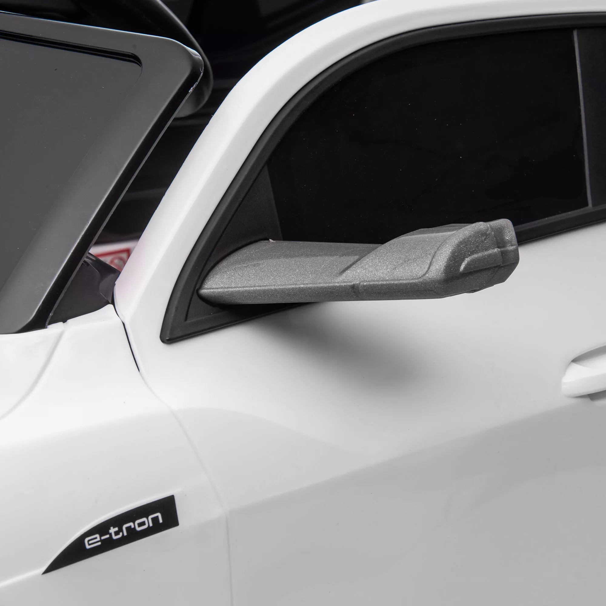 Baltas vaikų elektrinis Audi automobilis iš šono