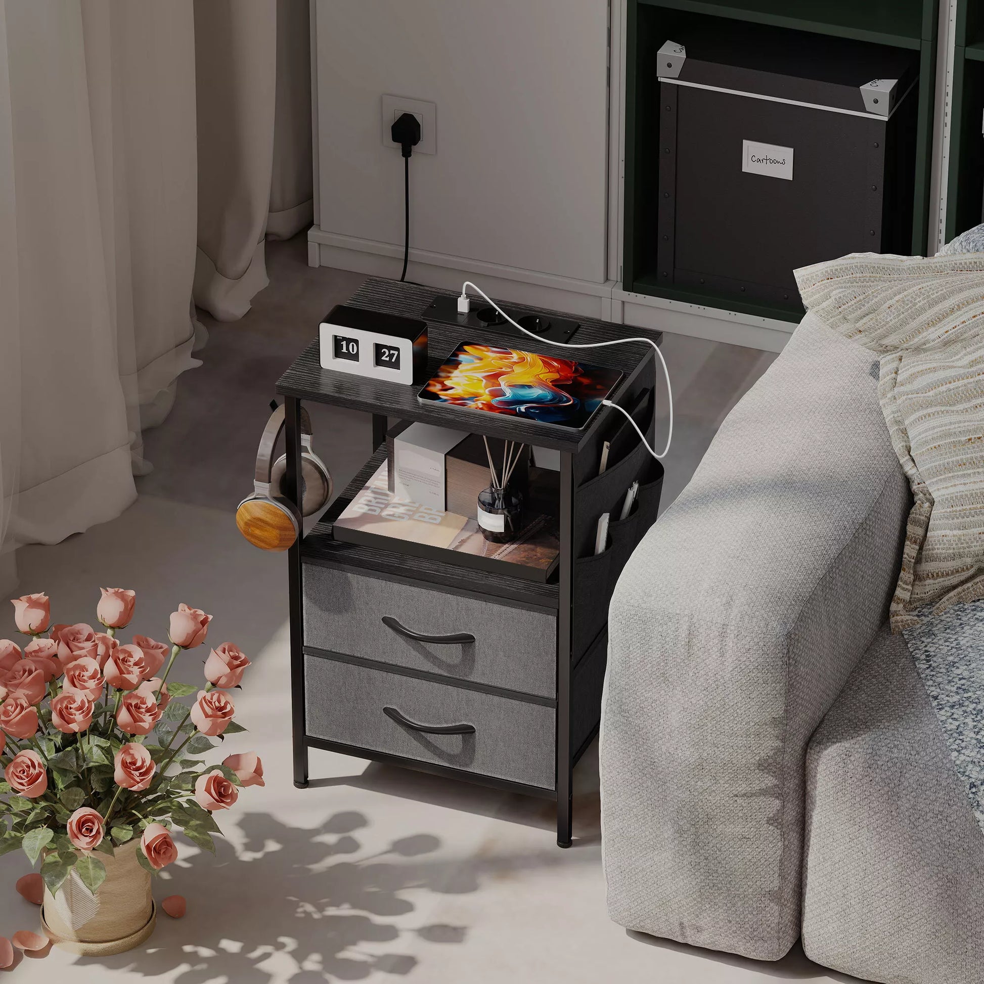 Staliukas su įkrovimo stotele, plieninis rėmas, USB-C jungtys, stalčiai, kabliai, 40 cm x 30 cm x 60 cm, juodas