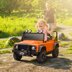 Berniukas vairuoja oranžinį Land Rover Defender elektromobilį sode su žalia veja fone