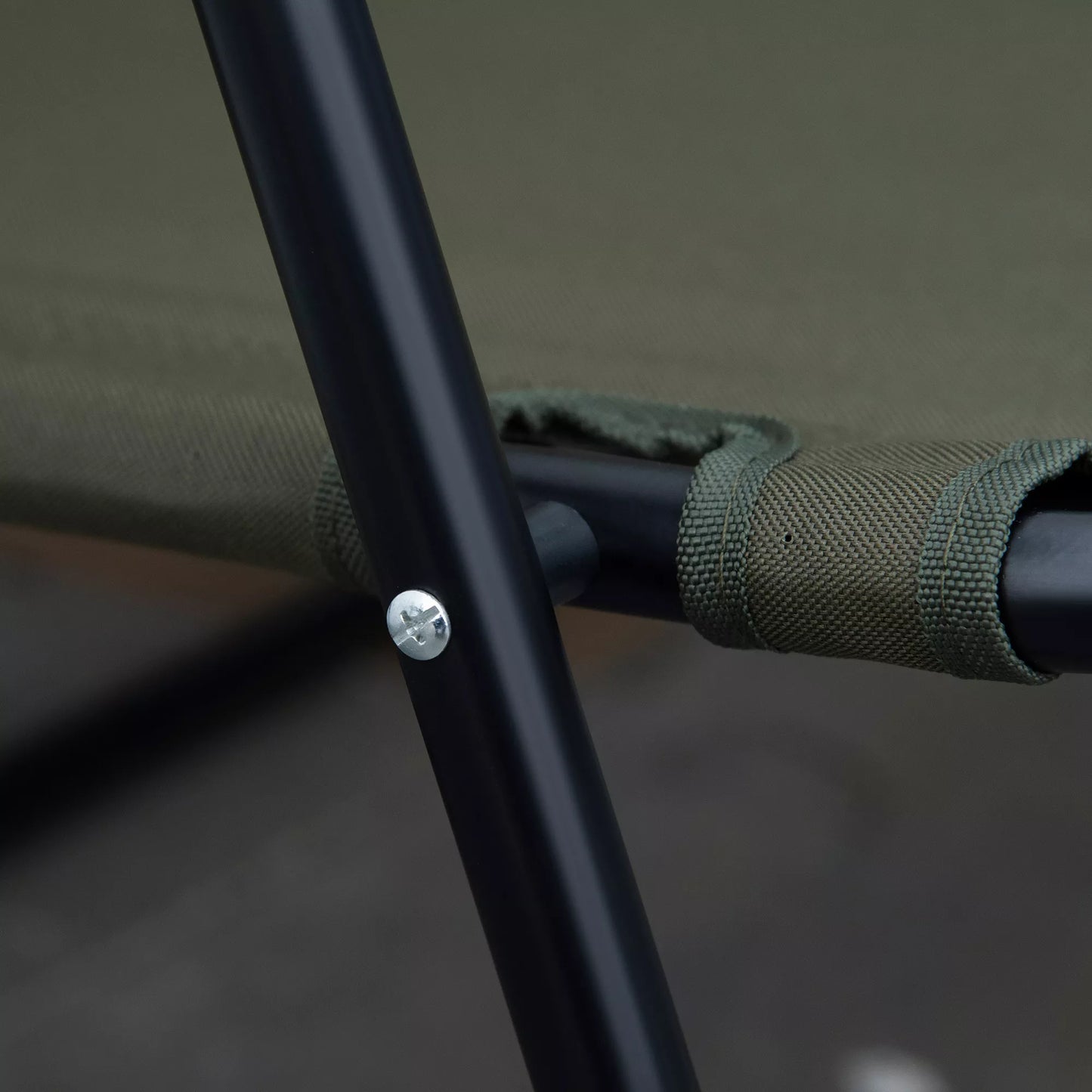 Sulankstoma 2 vietų kėdė su porankiais ir puodelių laikikliu, skirta lauko pramogoms, stovyklavimui, žvejybai ir sodui. Tvirtas sulankstomas lauko krėslas, atlaikantis iki 160 kg svorio.