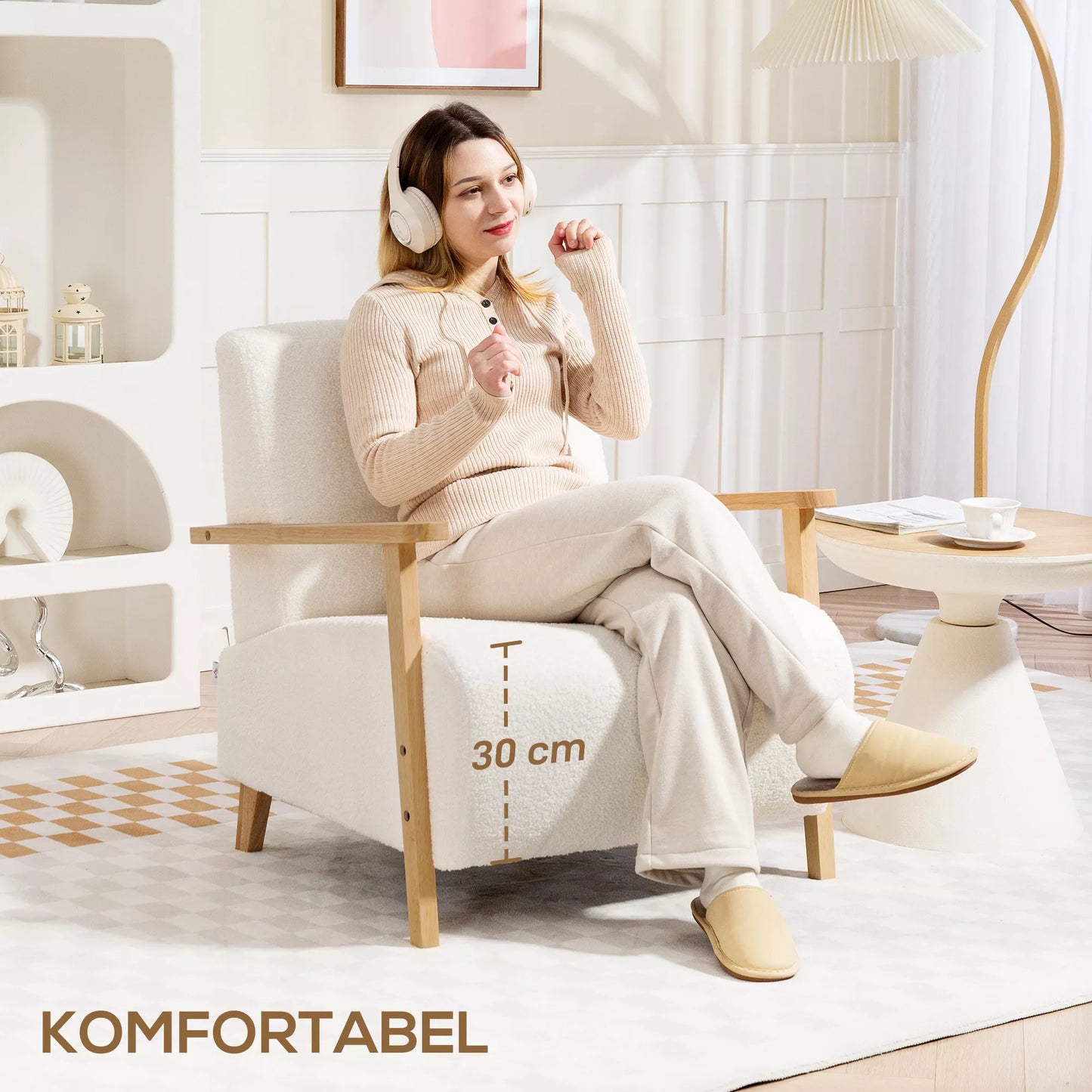 Fotelis su atlošu ir porankiais, minkštas poilsio fotelis su šerpa tipo apdaila, medinės kojelės, tinkamas miegamajam, svetainei, iki 120 kg, kreminės baltos spalvos