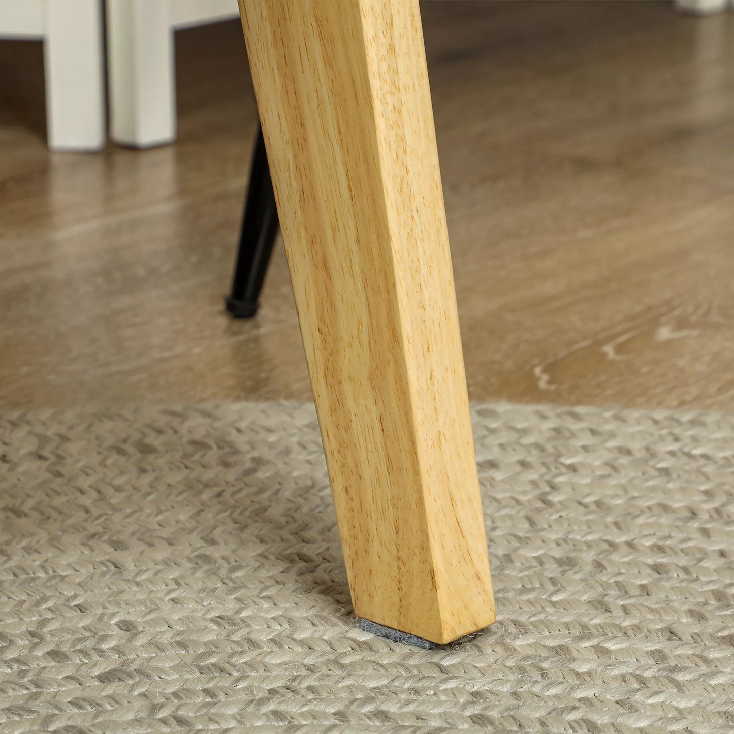 Modernus fotelis su porankiais, su audinio užvalkalu, pagamintas iš kaučiuko medienos, akcentinis fotelis, atlaiko 120 kg, kreminės baltos spalvos.