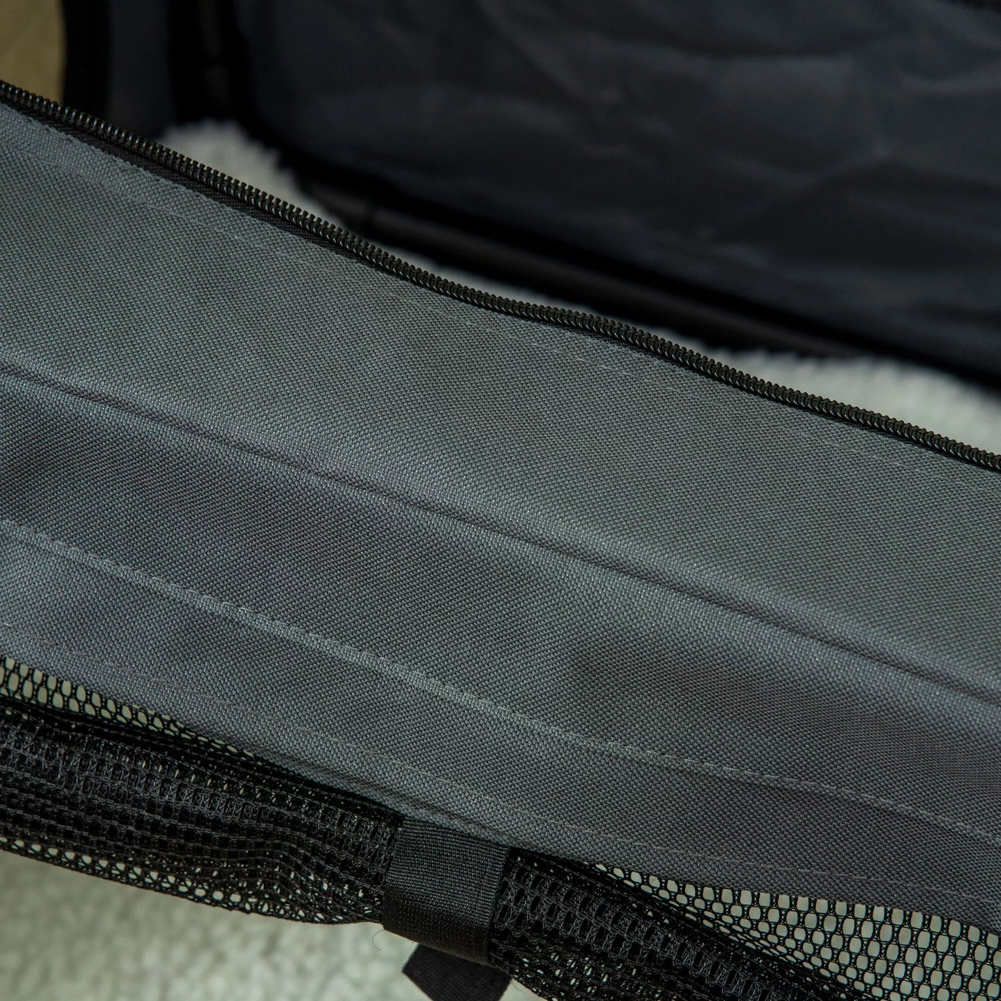 Sulankstoma transportavimo dėžutė, 3 įėjimai, su vidiniu čiužiniu, šunims ir katėms iki 4 kg/40 cm, pilka