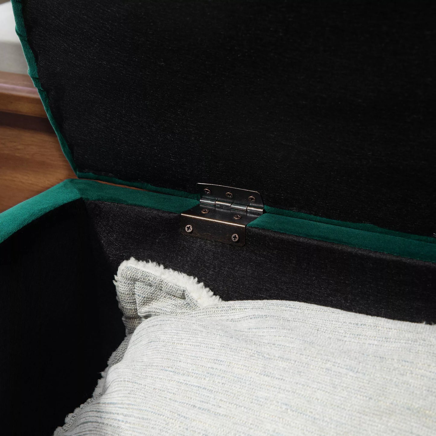 Pufas su daiktadėže, minkštas, lėtai užsidarantis dangtis, aksomo išvaizda, 120 x 46 x 42 cm, tamsiai pilkas