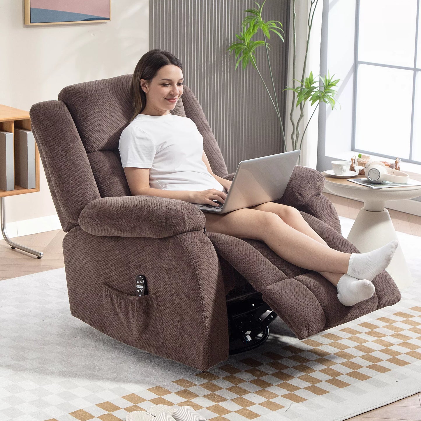 Masažinė kėdė, 8 vibracijos taškai, 5 režimai, juosmens šildymas, reguliuojama, sukanė, minkštas fotelis, rudos spalvos.