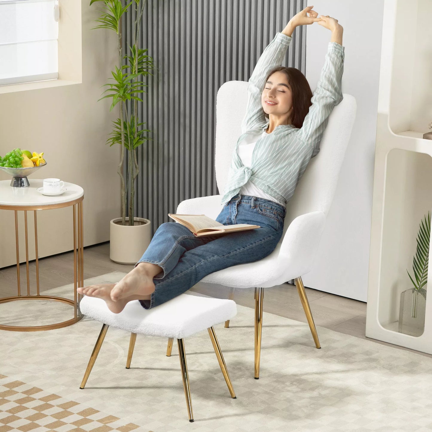 Krėslas su pakoja, aukštu atlošu, Šerpa apmušalu, paauksuotomis metalinėmis kojelėmis, iki 120 kg, baltas