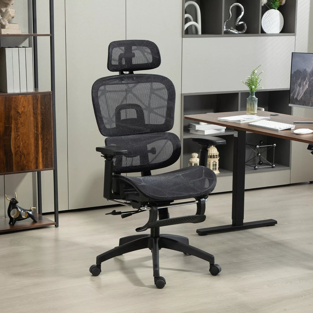 Juoda ergonominit biuro kėdė prie darbo stalo su dviem monitoriais šviesiame biure