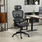 Juoda ergonominit biuro kėdė prie darbo stalo su dviem monitoriais šviesiame biure