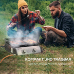 Pora kepa maistą ant kompaktiško dujinio grilio žolėje stovykloje