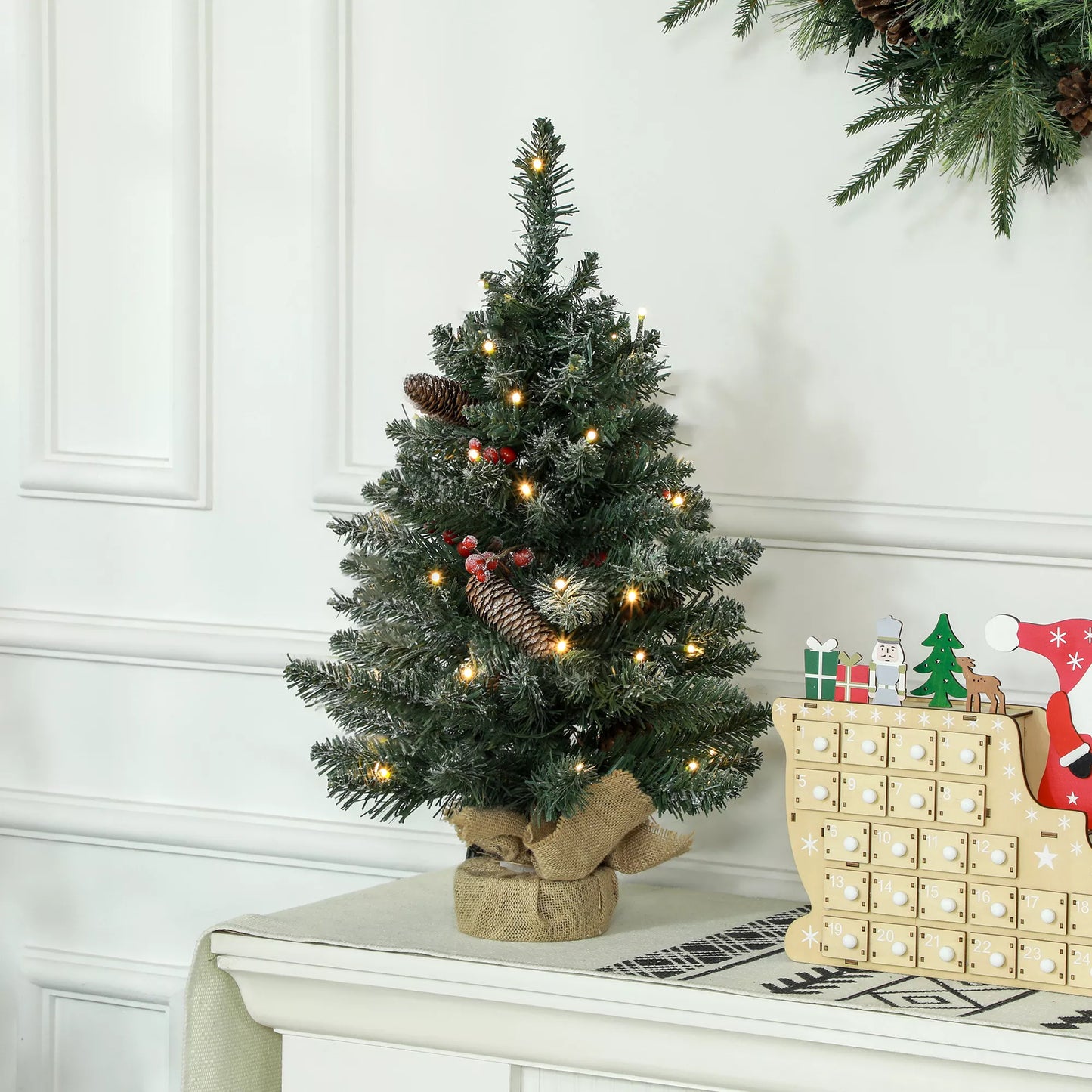 Kalėdinė eglutė su LED apšvietimu, 60 cm, pušies kankorėžiais ir raudonomis uogomis, su stovu, Žalia/Balta