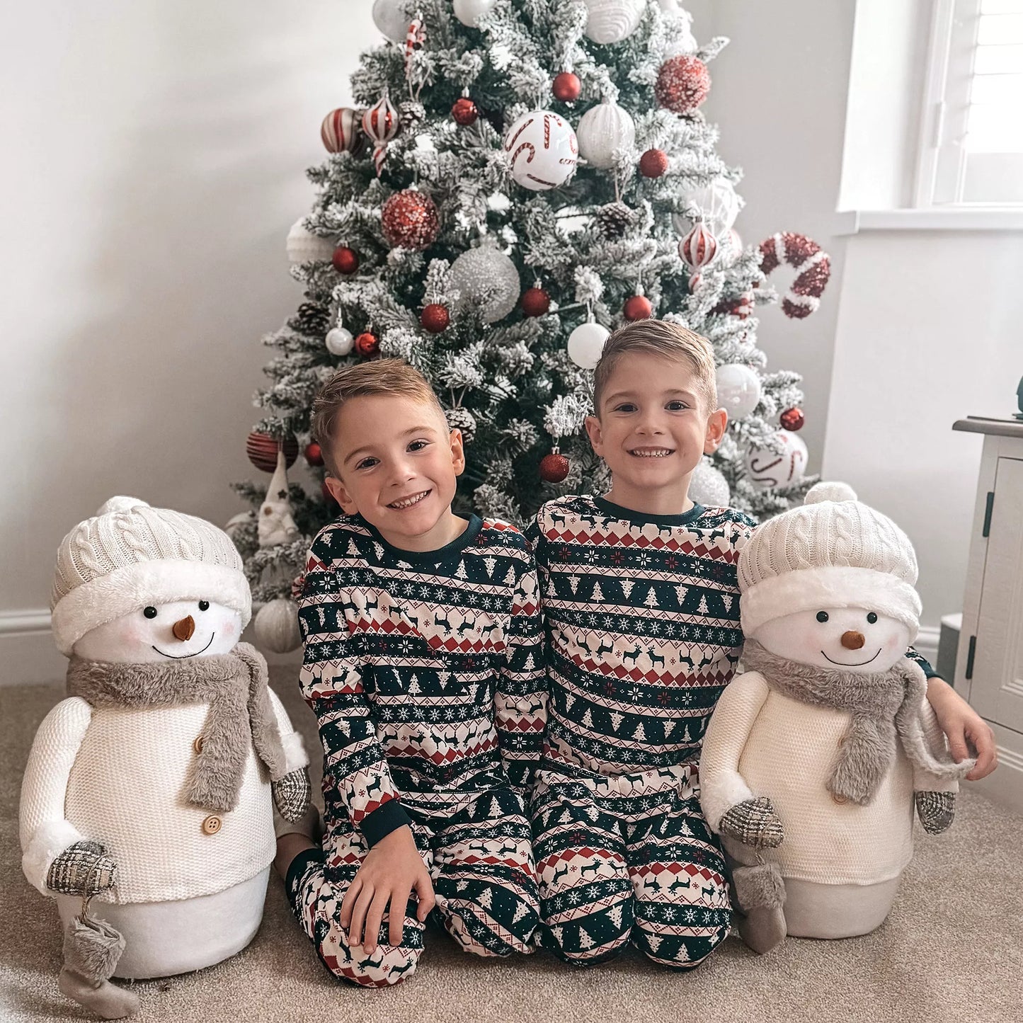 Dirbtinė Kalėdų eglė, su sniego efektu, atspari liepsnai, su vyrių tipo šakomis, žalia/balta