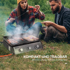 Pora kepa maistą ant kompaktiško dujinio grilio žolėje stovykloje