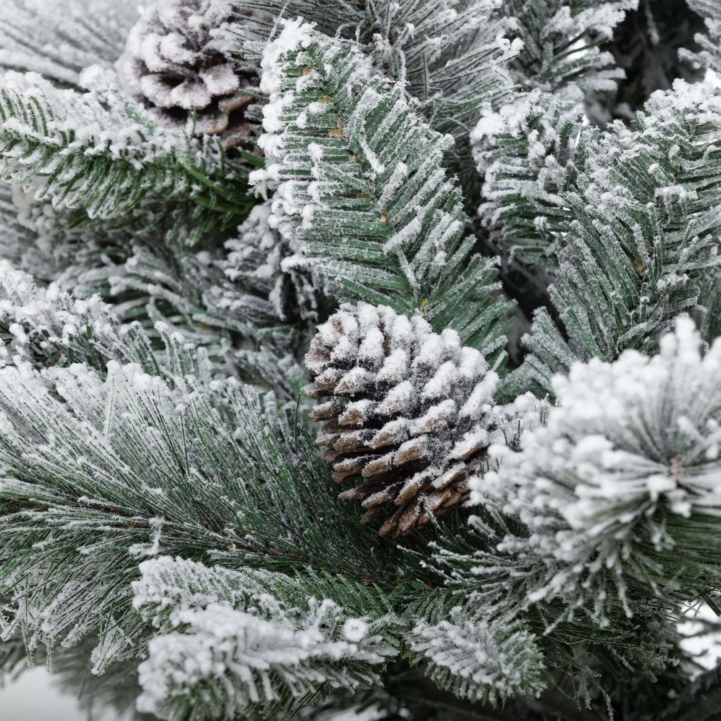 Kalėdinė eglutė su LED apšvietimu, 2 vnt. rinkinys, 107 cm, su kankorėliais, raudonomis uogomis, antipireninė, žalia/balta