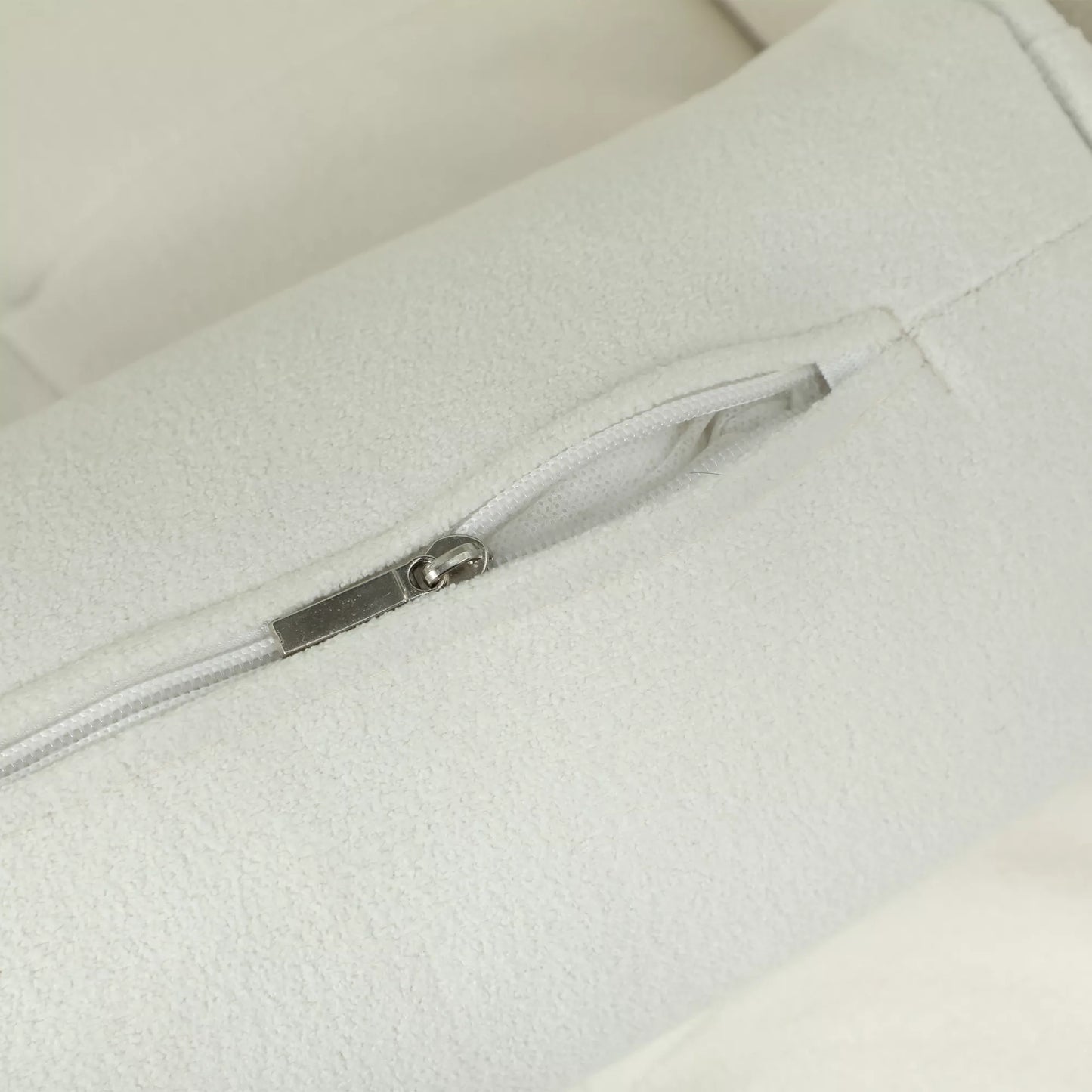 Kreminės baltos spalvos fotelis su porankiais, reguliuojama atlošo padėtimi ir kaučiukmedžio kojelėmis