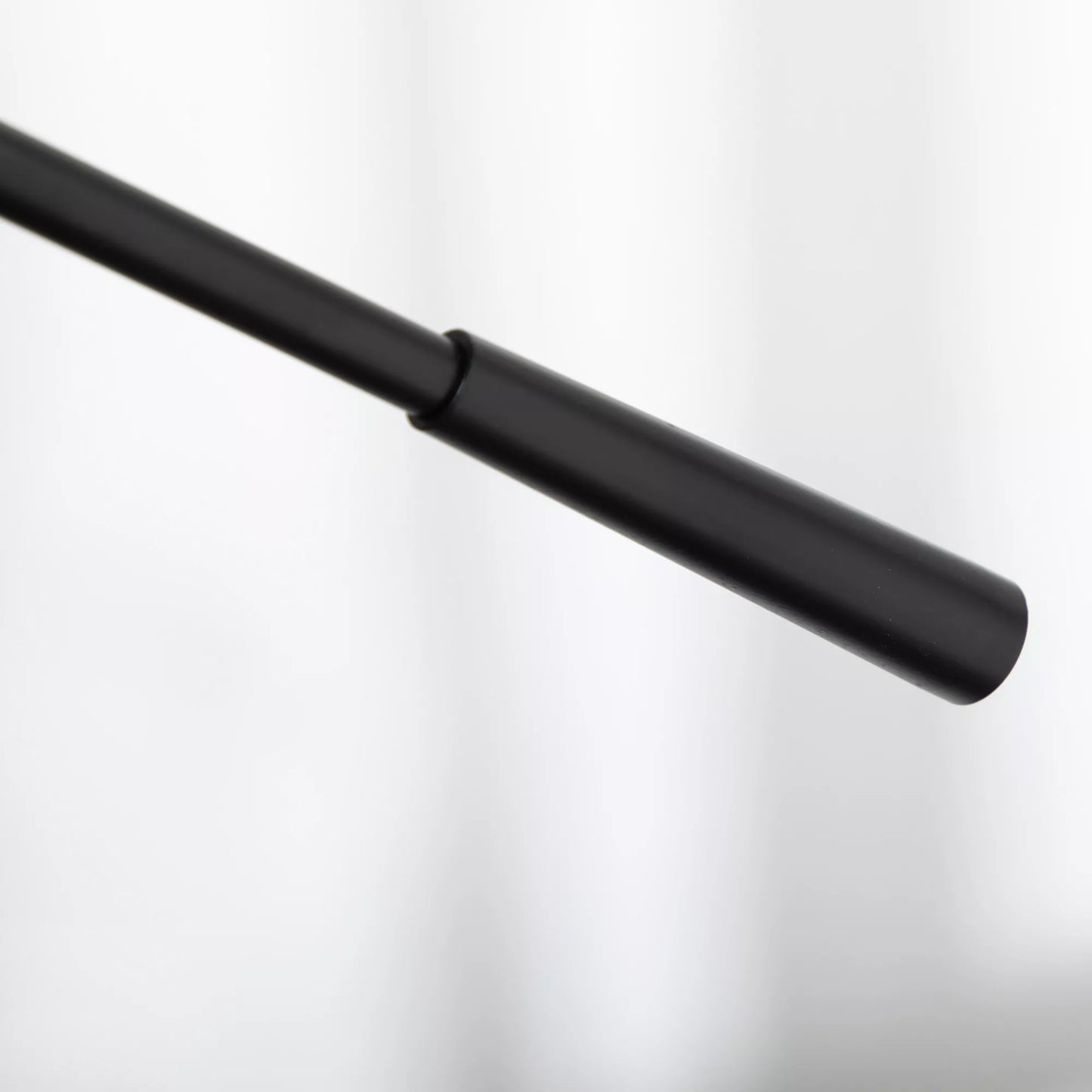 Pastatomas šviestuvas industrinio dizaino, reguliuojamo aukščio, su kojiniu jungikliu; 30 cm x 30 cm x 131 cm, juodas