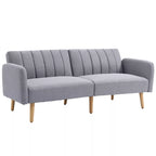 Pilka sofa su vertikaliomis dygsniavimo juostelėmis ir medinėmis kojomis