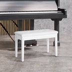 Baltas pianino suoliukas prie pianino