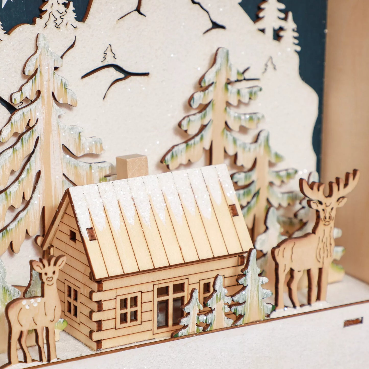 LED Advento kalendorius su kaimo scena, 24 dideli stalčiai, MDF, 34 x 7 x 34 cm, Raudonas