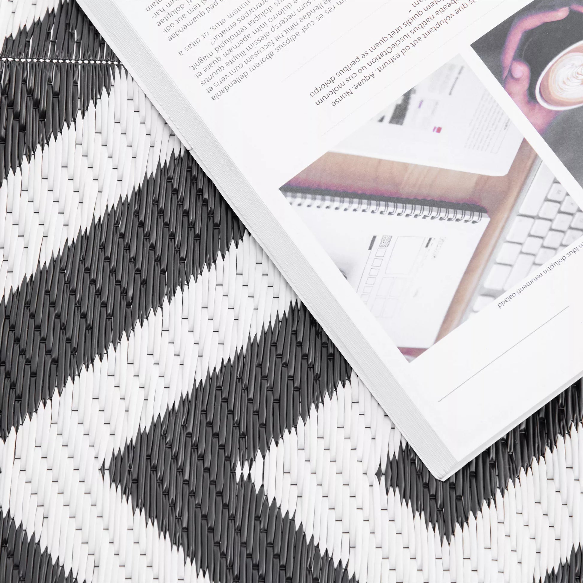 Lauko kilimas, tinkamas naudoti abiejose pusėse, patvarus, kraštai apsaugoti nuo išsiplėšimo, juodas + baltas, 121 x 182 cm