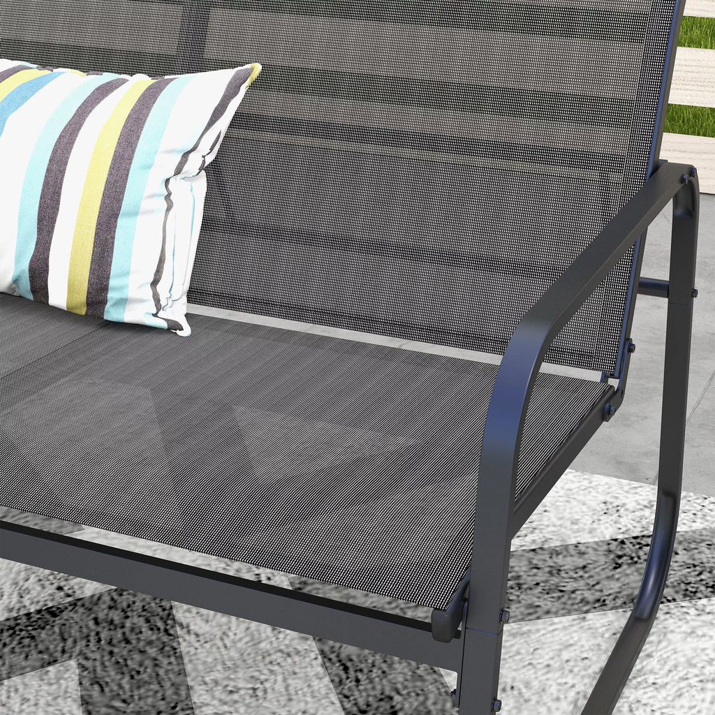 Juoda sodo dvivienė sofa su pagalvėle iš arti