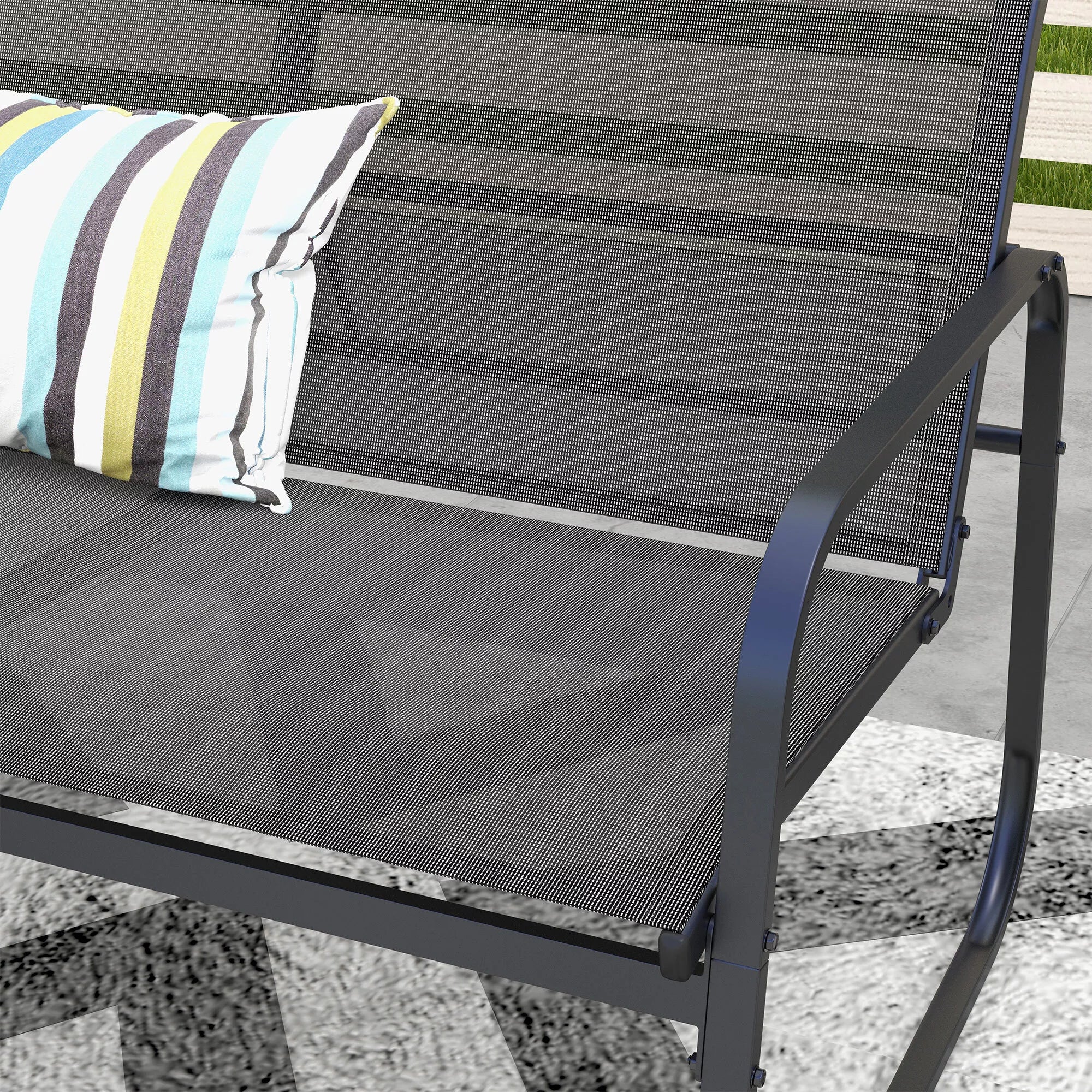 Juoda sodo dvivienė sofa su pagalvėle iš arti