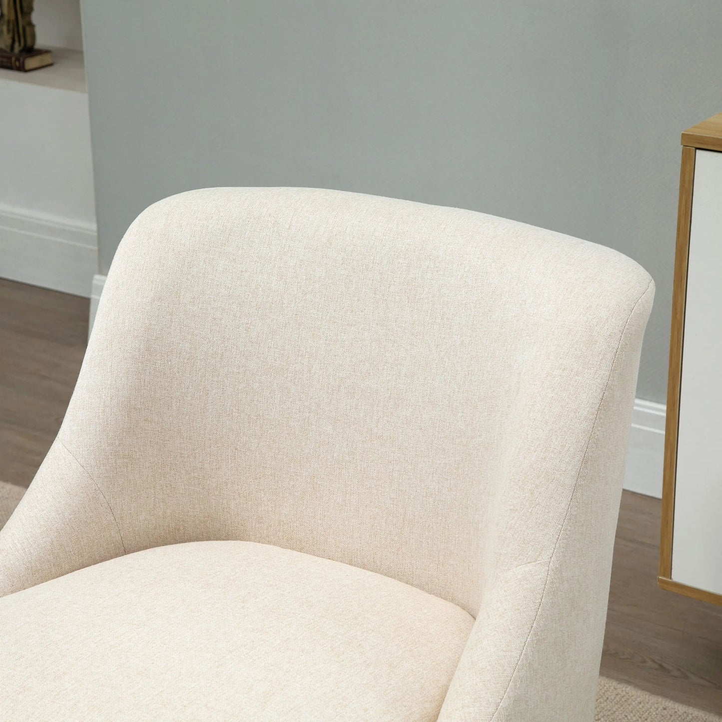 Fotelis su linine išvaizda, su porankiais, minkštas relaksacijos fotelis su medinėmis kojomis, svetainei, miegamajam, kreminės baltos spalvos