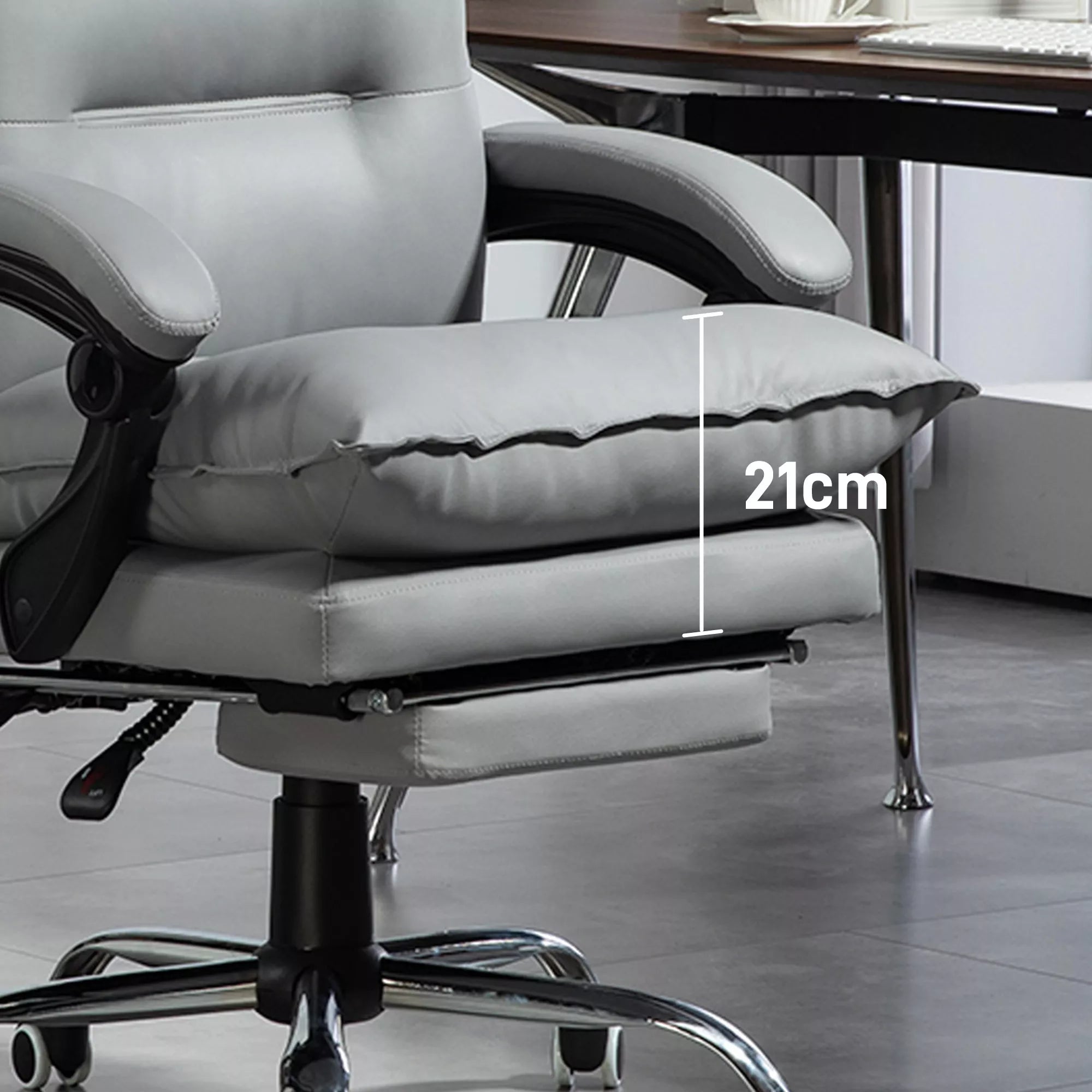 Ergonomiška biuro kėdė, reguliuojamas sėdynės aukštis, pakreipiamas atlošas, dirbtinė oda, šviesiai pilka