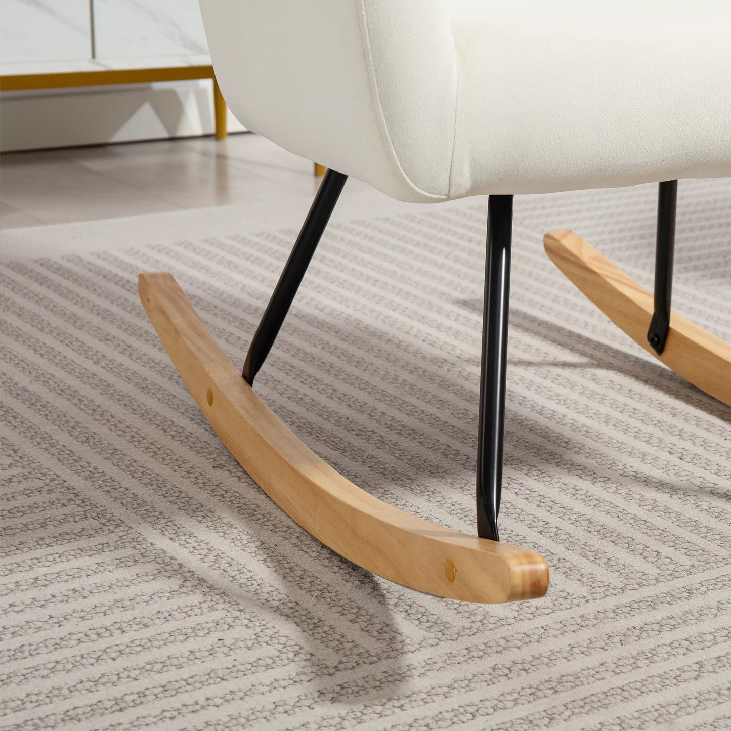 Supamasis krėslas, minkštas aksominės išvaizdos apmušalas, paminkštinimas, platus atlošas, kreminės baltos spalvos