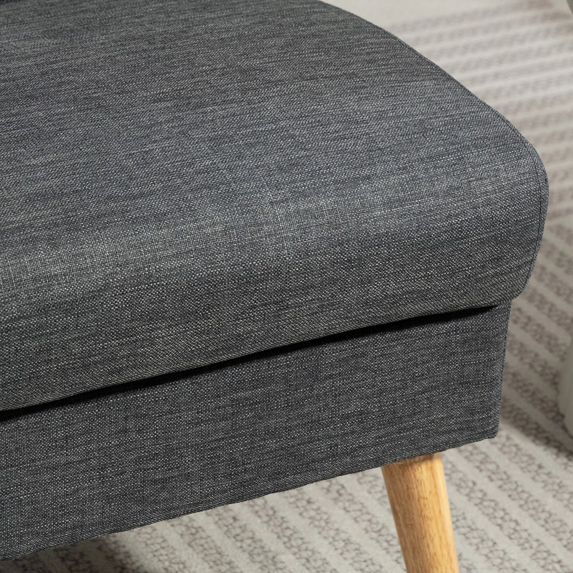 2 vietų sofa, su dygsniuota atlošu, medinėmis kojelėmis,  storu paminkštinimu, linine išvaizda,  mažoms erdvėms, pilkos spalvos