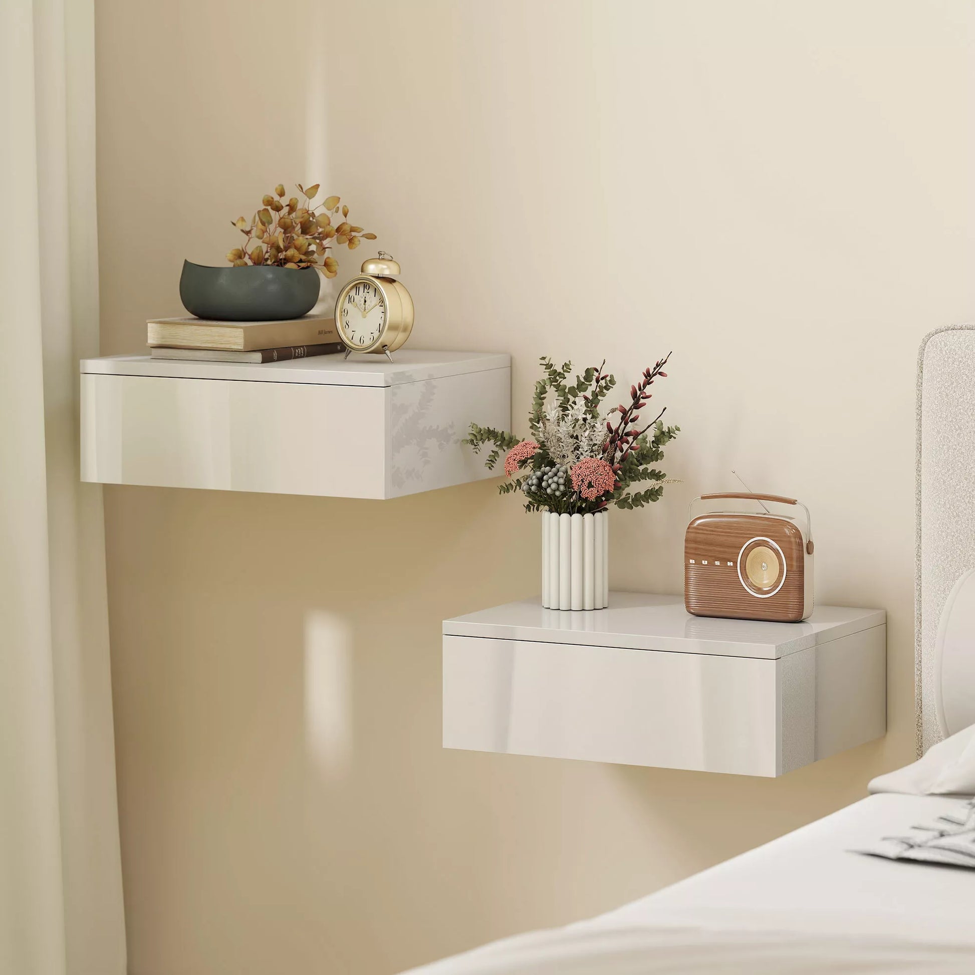 2 vnt. naktiniai staliukai, tvirtinami prie sienos, su stalčiumi, miegamajam, medžio drožlių plokštė, balta