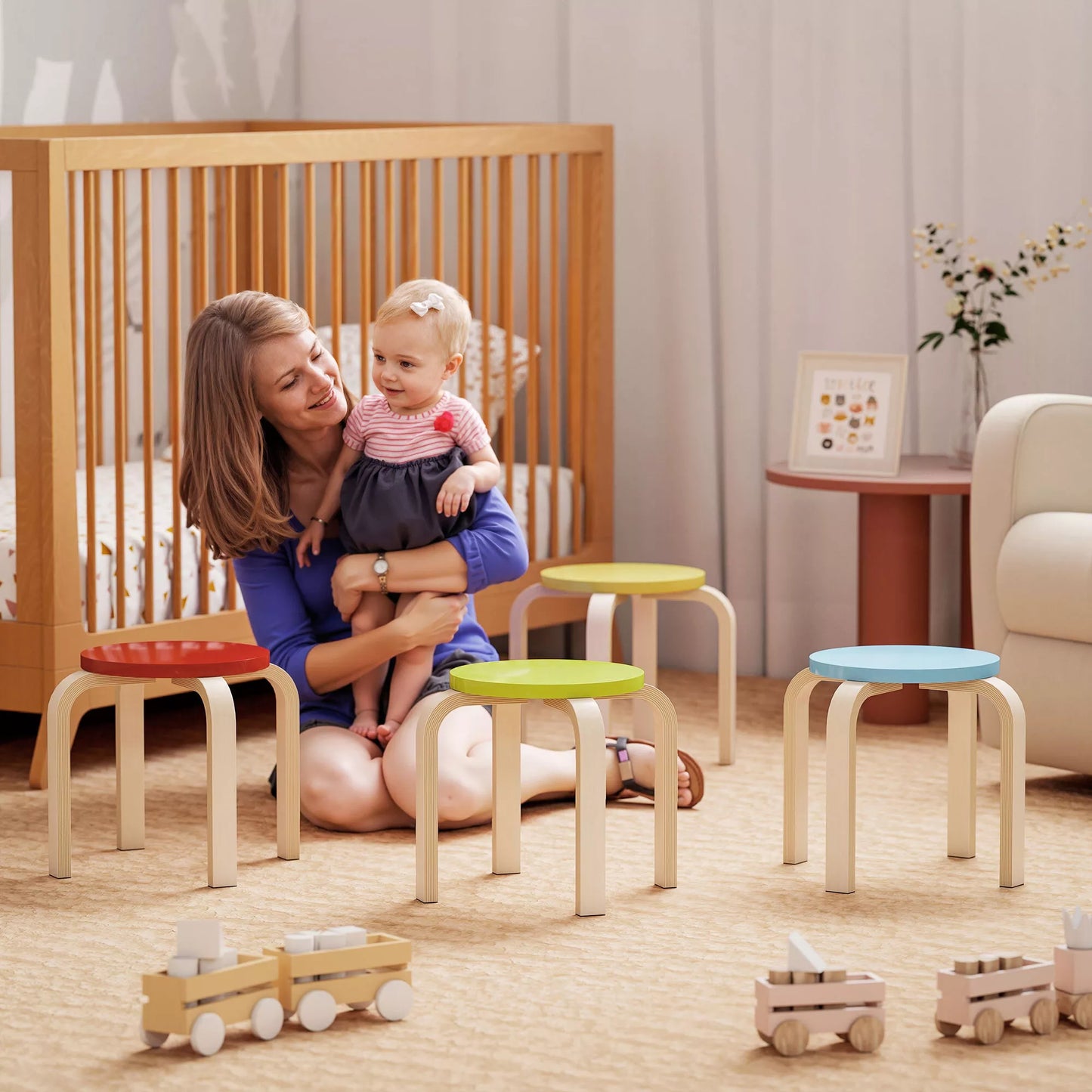 4 sukraunami pufai su veltinio padukais, beržo fanera, lakuotas, spalvotas