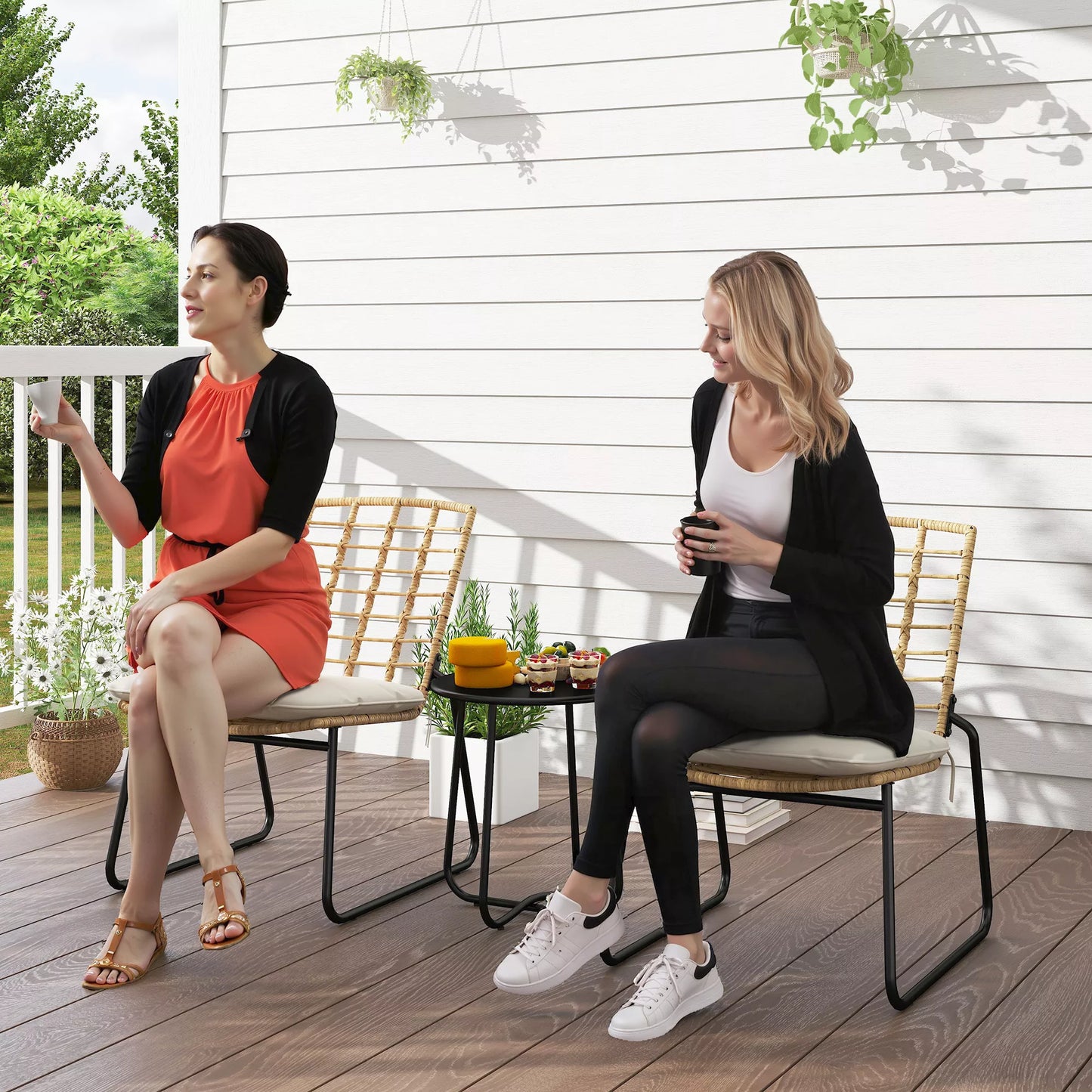 3 dalių sodo baldų komplektas, 2 rotango kėdės, 1 stalas su metaline plokšte, sėdimosios pagalvėlės, bistro komplektas, smėlio spalvos ir ruda