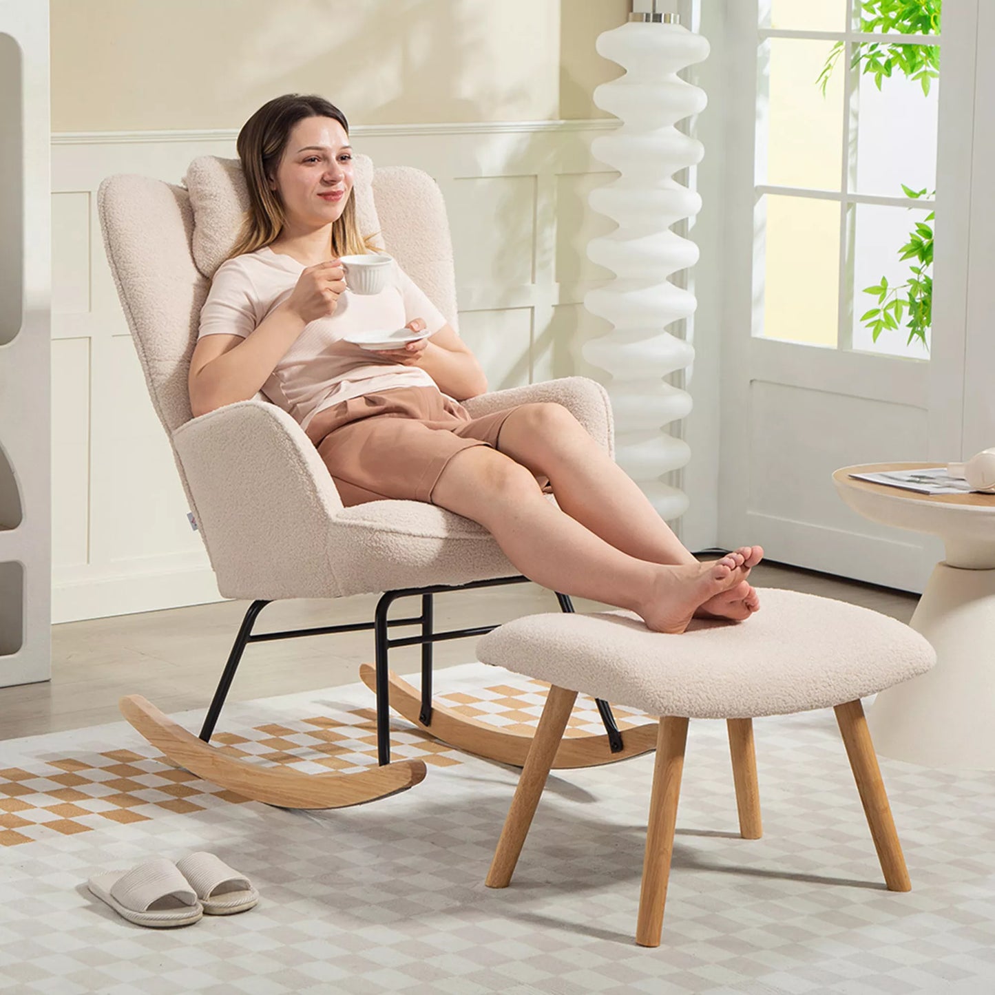 Sūpynės kėdė su pufu, minkštu fliso apmušalu, medinėmis kojomis, pagalvėle, aukštu atlošu, sūpynės krėslas, smėlio spalvos