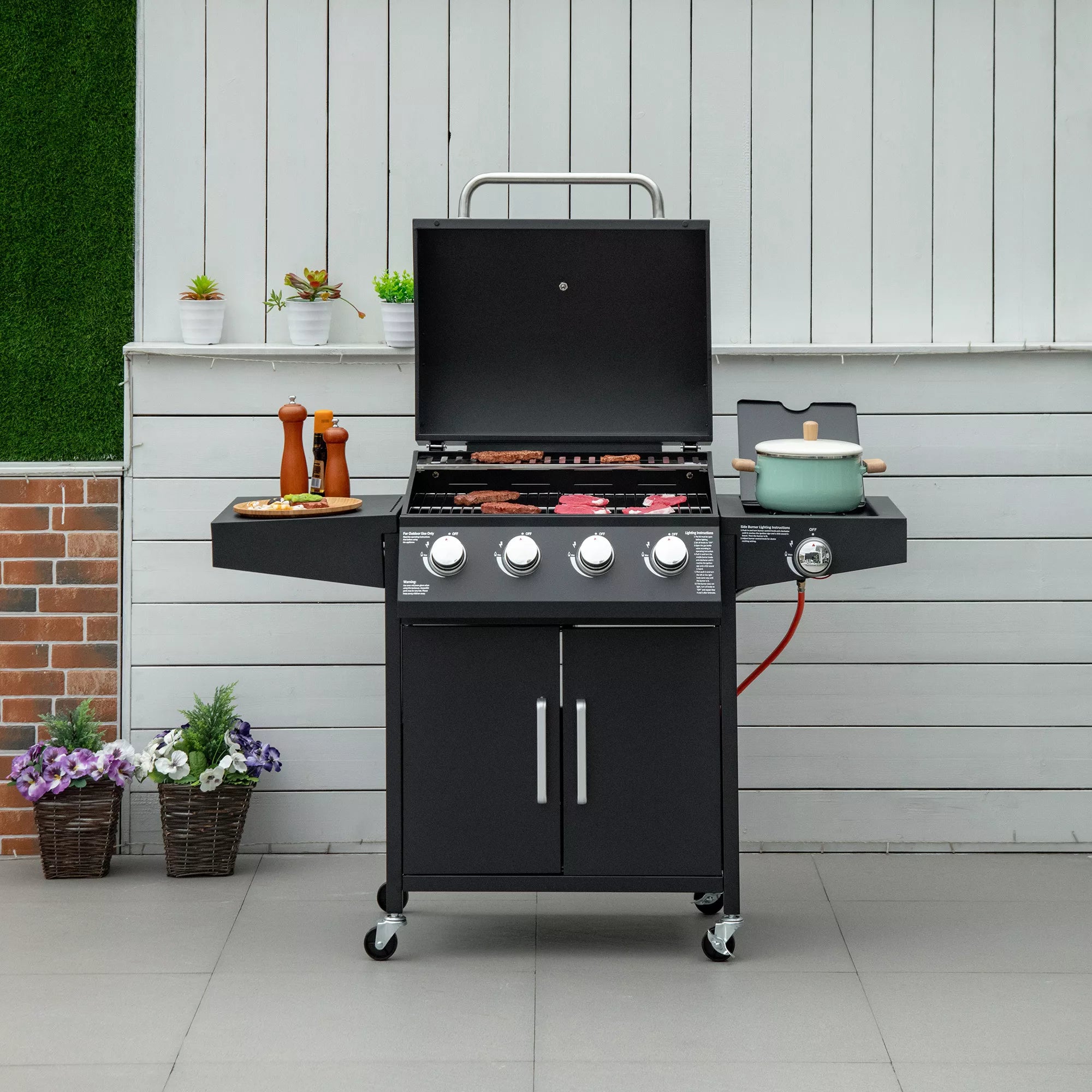 Dujinis grilis BBQ su 3 degikliais, kiekvienas po 3 kW Mobilus grilio vežimėlis su 4 ratais Grilio tinklelis Šoniniai stalai Slėgio mažintuvas Žarnos Spintelė Daugiafunkcinis Metalo Juodas 132,4 cm x 55 cm x 109 cm